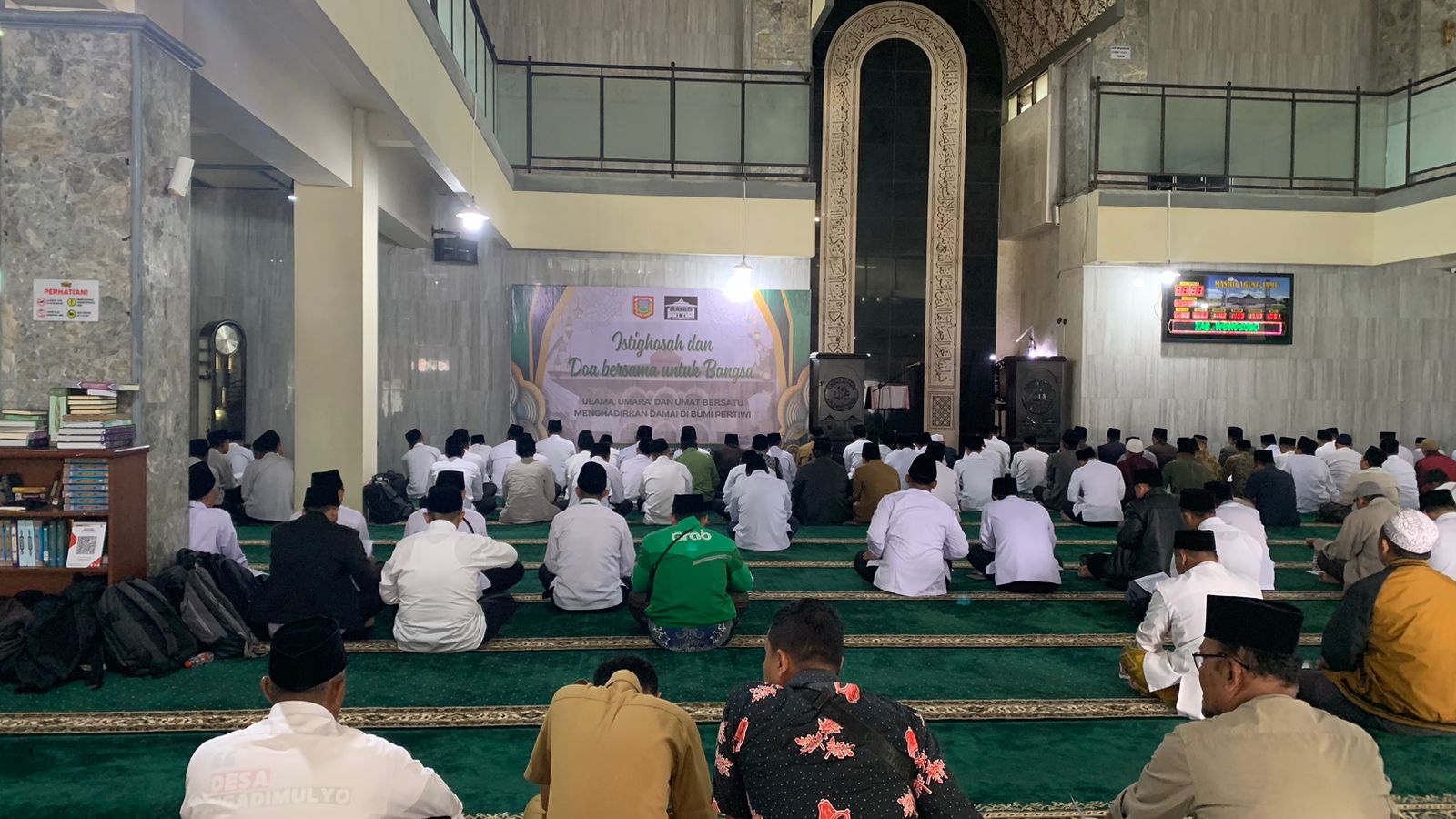 Istigotsah dan doa bersama yang diadakan di Masjid Jami&rsquo;Wonosobo Senin (8/9/2025).