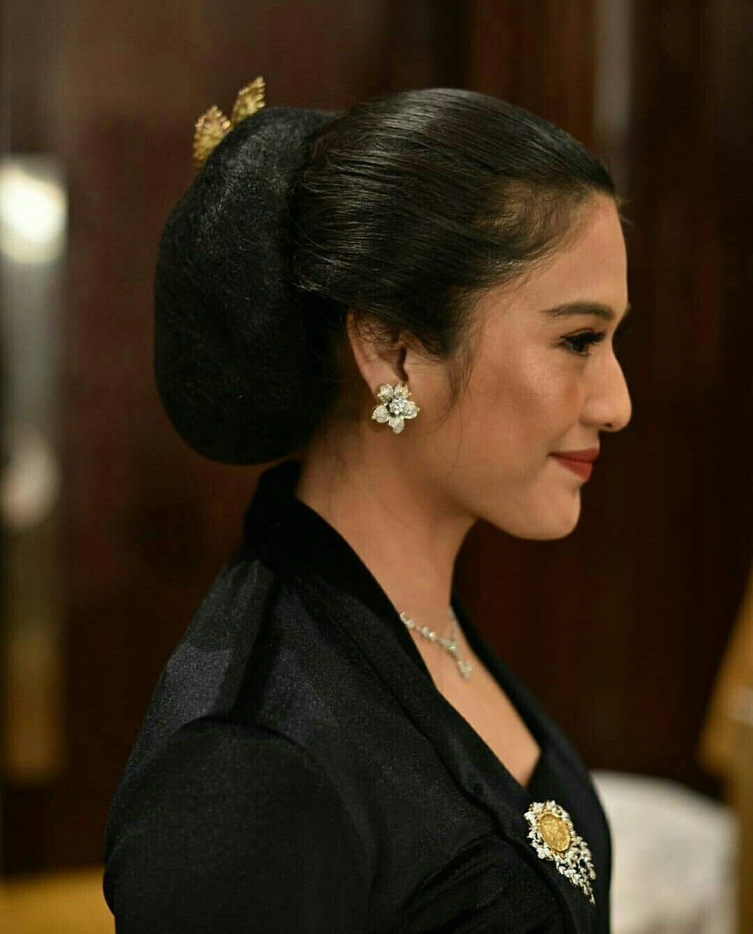 Ilustrasi Pengantin Mengenakan Busana Adat Jawa