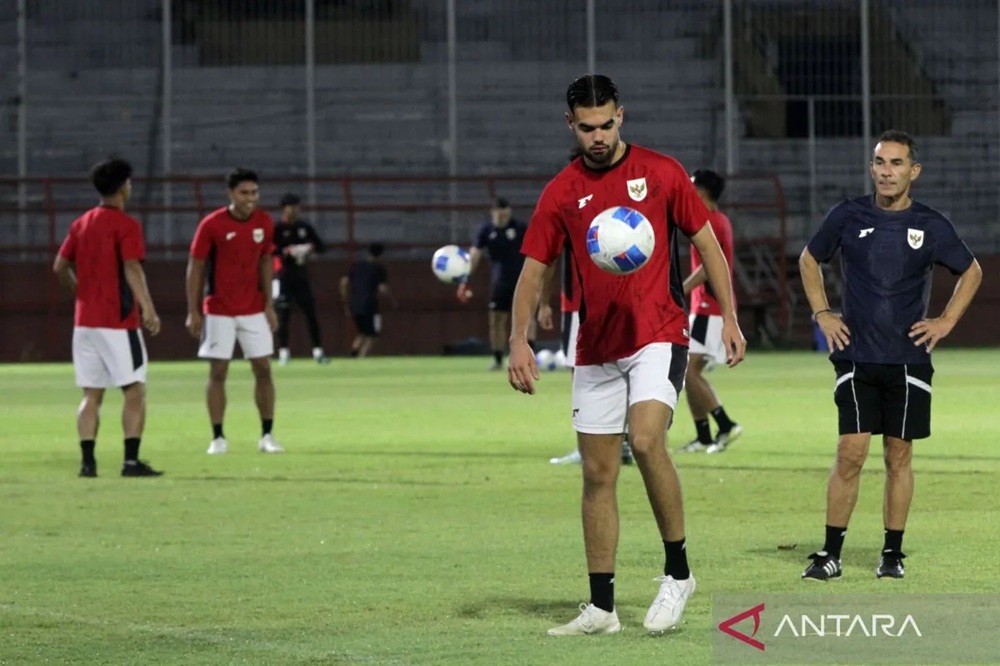 Pelatih Tim Nasional Sepak Bola U-23 Gerald Vanenburg (kanan) melihat pesepak bola Timnas Indonesia U-23 Jens Raven (kedua kanan) latihan di Stadion Gelora 10 November, Surabaya, Jawa Timur, Senin (8/