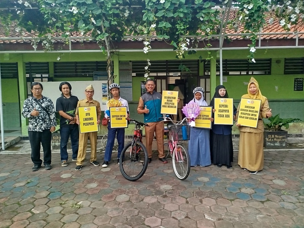 Dua siswa SLB Negeri Kota Magelang mendapat sepeda dari para donatur program PITulungan.