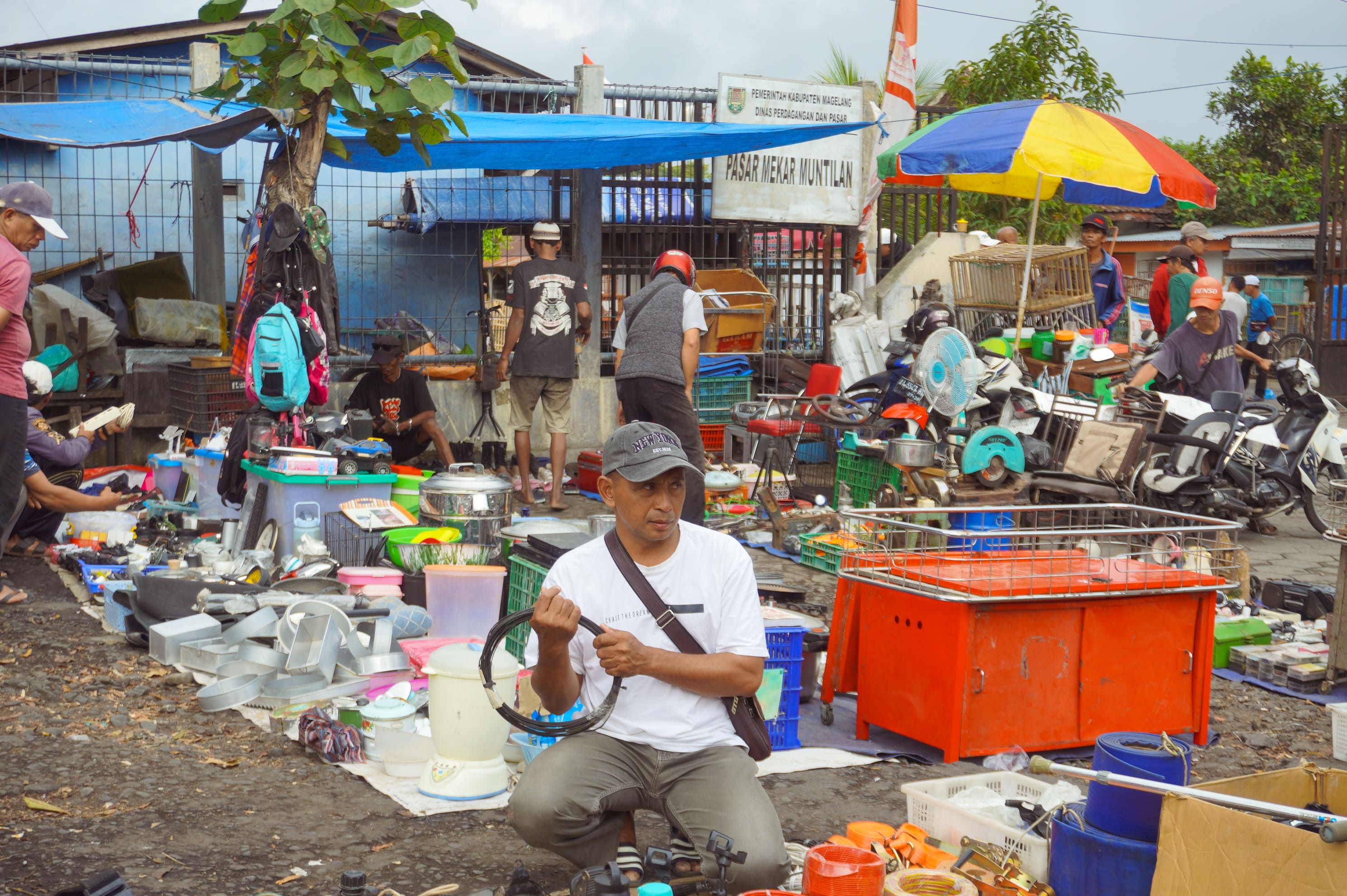 Barang yang dijual pada Kliwonan Pasar Muntilan sangat beragam mulai dari kebutuhan sehari hari hingga barang antik