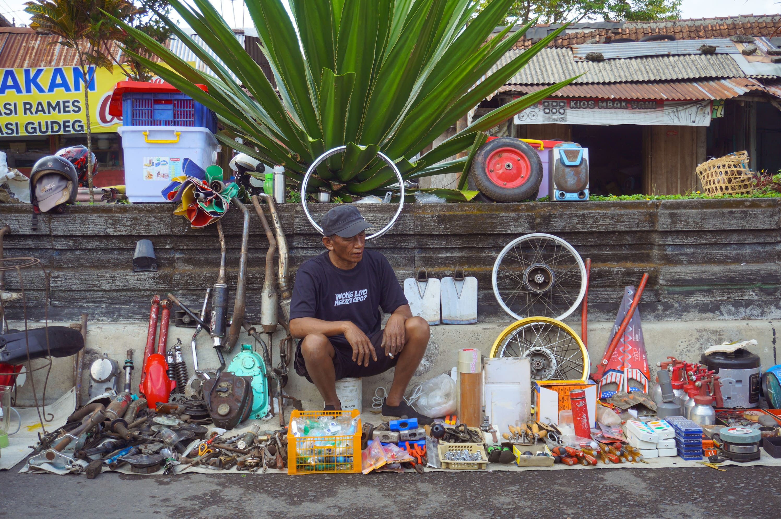 Kliwonan di Pasar Muntilan menjadi rutinitas masyarakat untuk jual beli barang bekas dengan harga yang lebih terjangkau