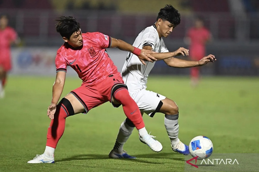 Pesepak bola Timnas Indonesia U-23 Hokky Caraka Brilliant (kanan) berebut bola dengan pesepak bola Timnas Korea Selatan U-23 Choi Seok Hyun (kiri) dalam kualifikasi Grup J Piala Asia U-23 2026