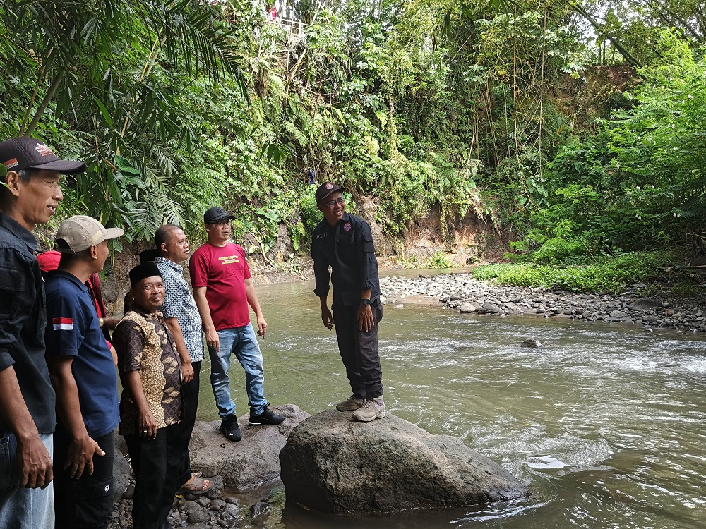 Bupati Magelang Grengseng Pamuji bersama warga mengecek kondisi aliran sungai di daerah Desa Pagersari, Kecamatan Windusari.