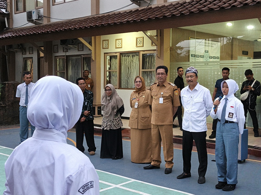 Menteri Sosial  Saifullah Yusuf  saat mengunjungi Sekolah Rakyat Menengah Atas (SRMA) 43 Magelang, Selasa (9/9/2025) sore.