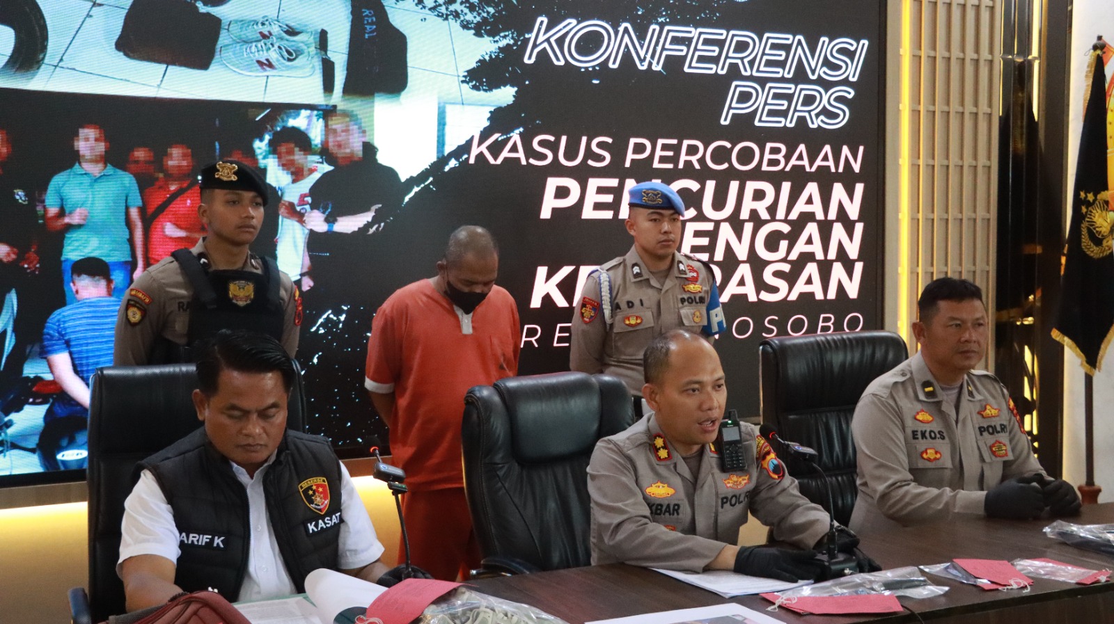 Kapolres Wonosobo AKBP M Kasim Akbar Bantilan menunjukkan barang bukti percobaan perampokan toko kosmetik.