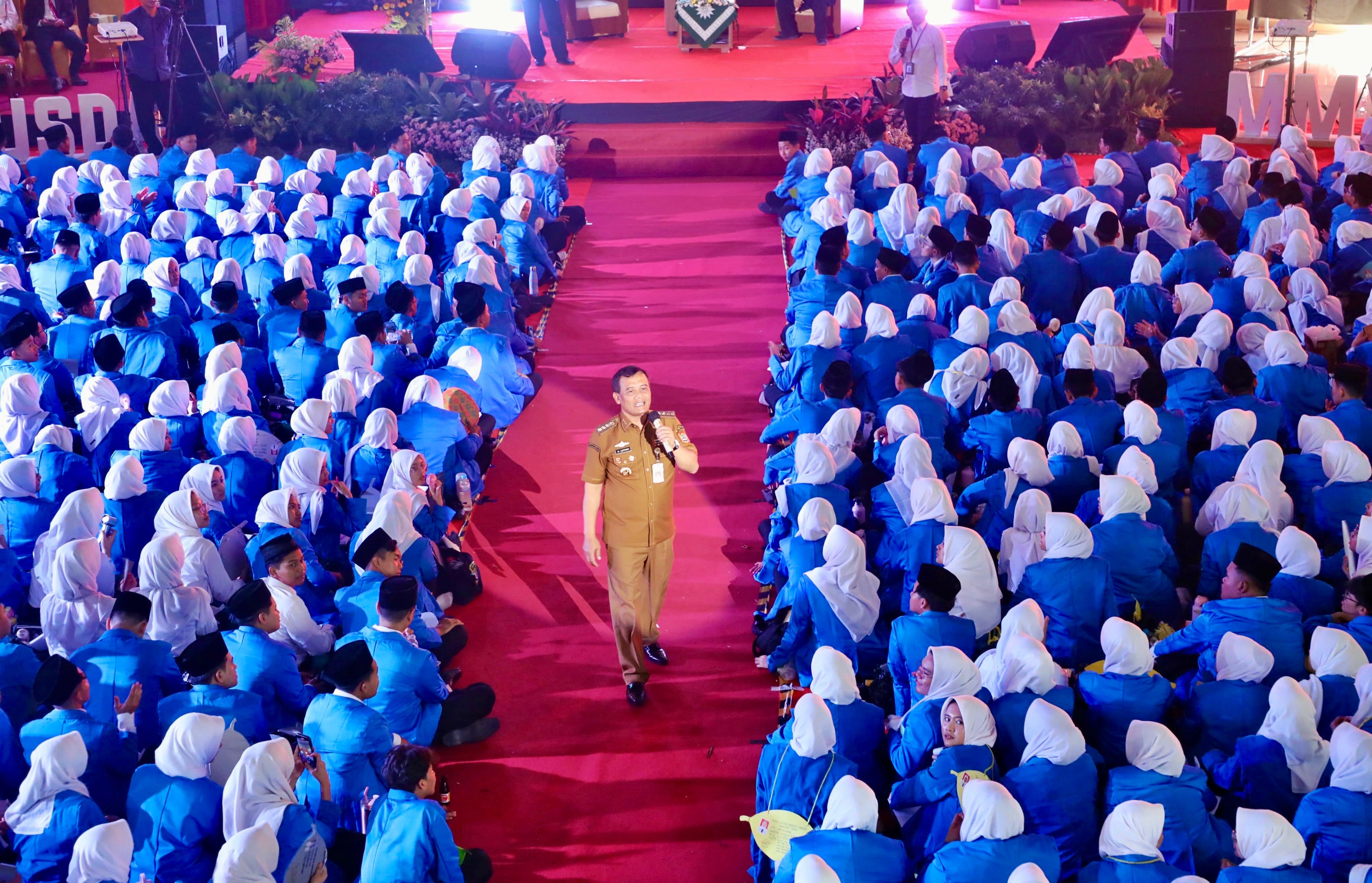 Ahmad Luthfi memberikan motivasi dan arahan kepada mahasiswa baru Universitas Muhammadiyah Semarang (Unimus) Senin 8 September 2025 di kampus setempat.