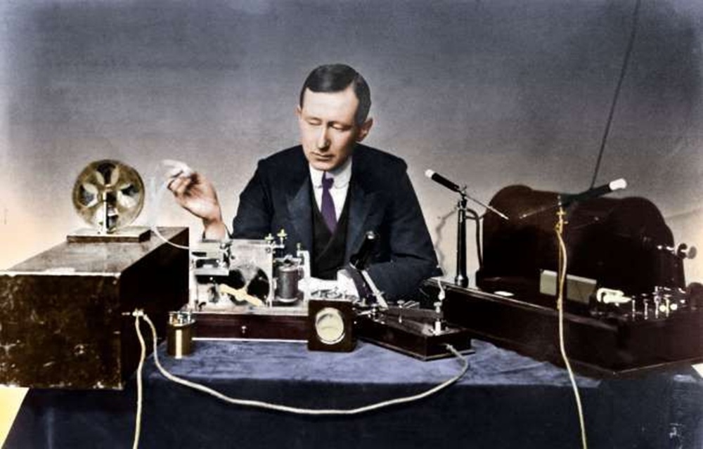 Guglielmo Marconi, seorang pionir yang mengawali revolusi komunikasi tanpa kabel.