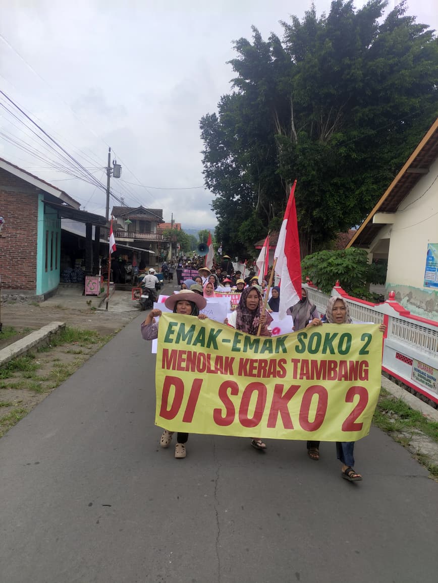 Sejumlah ibu-ibu dari Dusun Soko 2 menggelar aksi demonstrasi menolak keberadaan tambang yang dinilai meresahkan warga