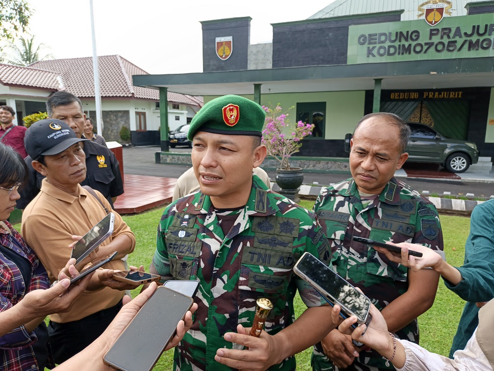 Dandim 0705/Magelang Letkol Inf Afrizal Rakham saat memberikan keterangan pers.  &nbsp;  &nbsp;
