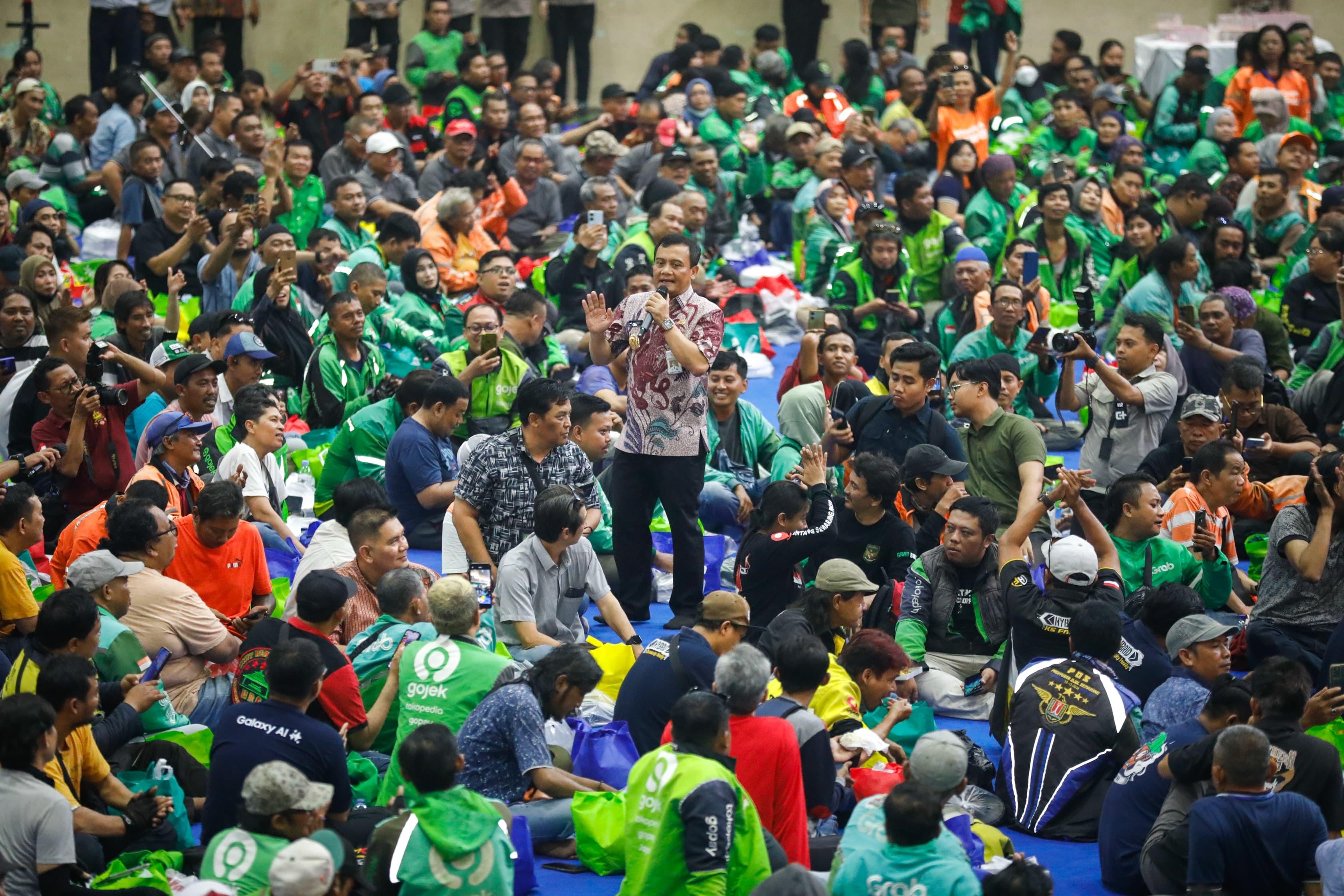 Gubernur Ahmad Lutfhi bertemu para driver ojol di GOR Jatidiri.
