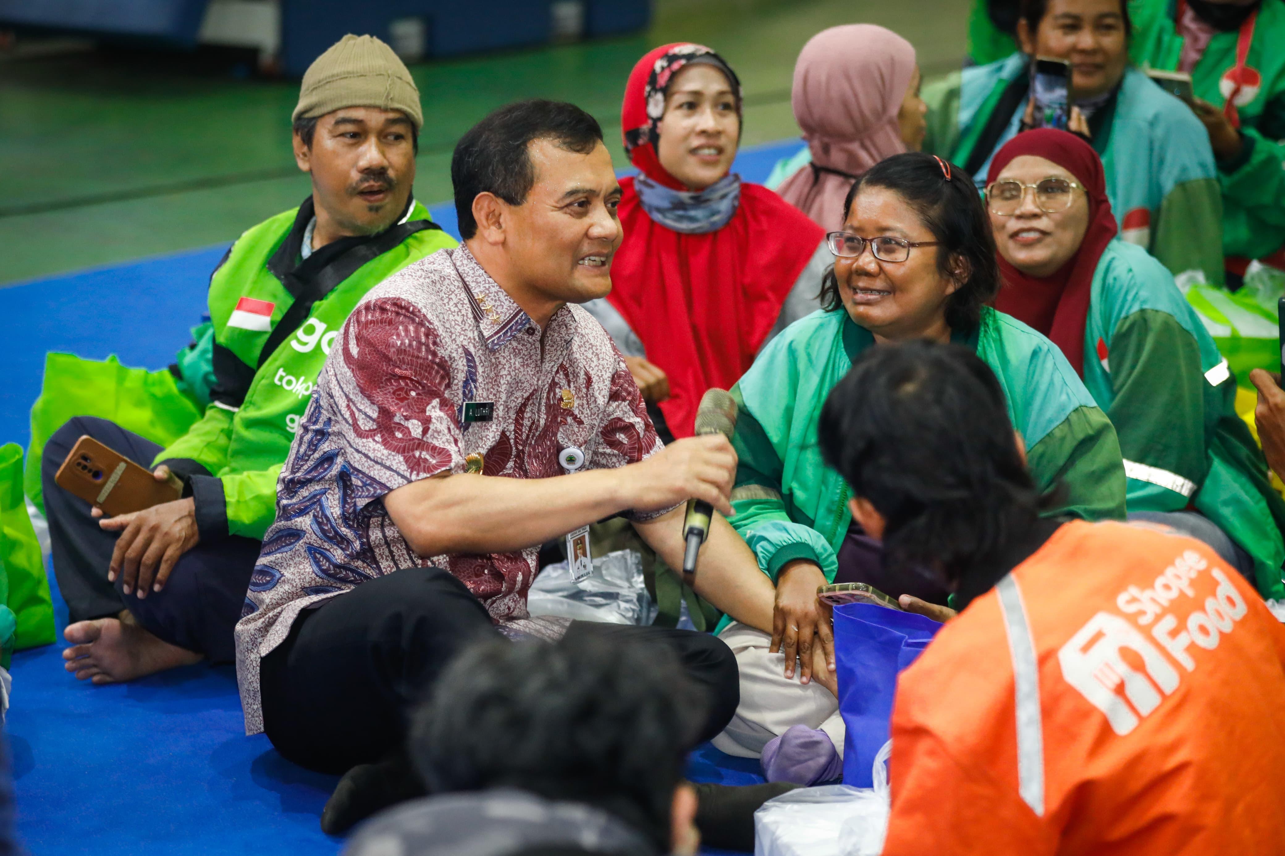 Gubernur Jawa Tengah Ahmad Luthfi berbincang dengan para driver ojol dan Angkutan Sewa Khusus di GOR Jatidiri, Jumat (12/9/2025).
