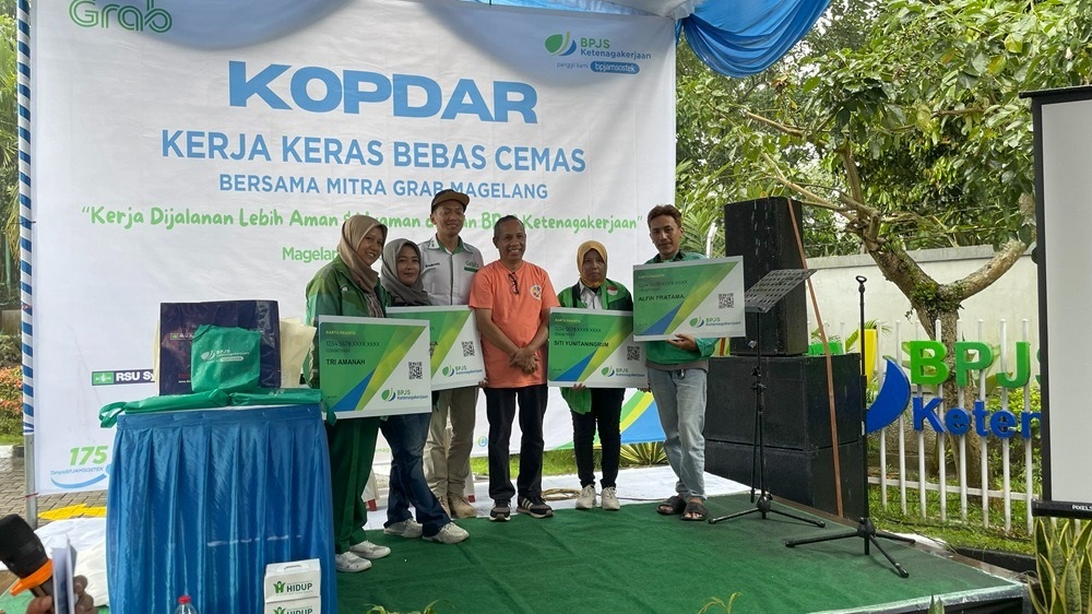 Kepala Kantor BPJS Ketenagakerjaan Cabang Magelang Ferry K Boekan bersama Mitra Grab, Kamis (11/9/2025) &nbsp;