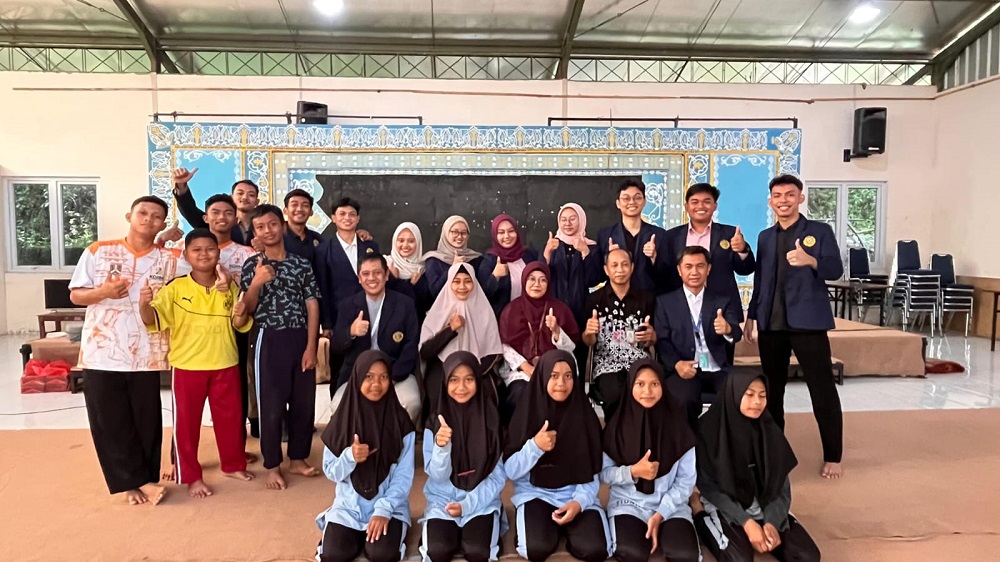 Tim pengabdian masyarakat Poltekkes Kemenkes Semarang Prodi Keperawatan Magelang berfoto bersama dengan peserta sosialisasi pencegahan penyakit ginjal kronis.
