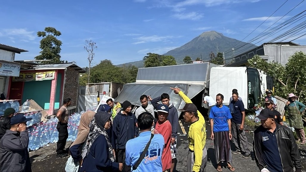 Truk bermuatan air mineral terguling di jalur Parakan-Kledung, Jumat (12/9/2025).