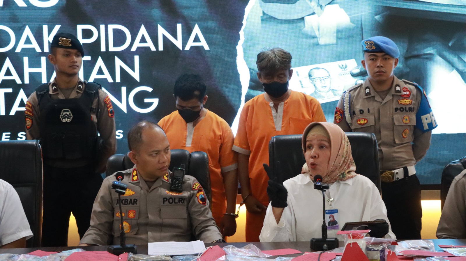Kapolres Wonosobo AKBP M Kasim Akbar Bantilan bersama jajaran ketika jumpa pers.