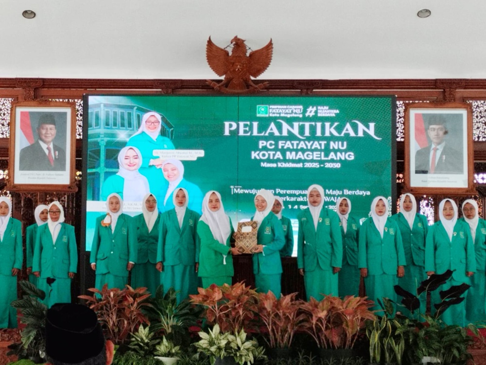 Penyerahan surat keputusan oleh Atatin Malihah (kiri) kepada Erlita Fitri Hikmawati (kanan) sebagai ketua baru.