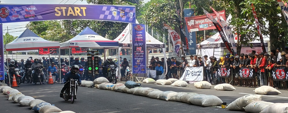 Para pembalap beradu cepat di ajang drag bike championship yang digelar Satlantas Polresta Magelang di Jalan Soekarno Hatta, depan Lapangan Drh. Soepardi, Mungkid, Minggu (14/9/2025).  &nbsp;