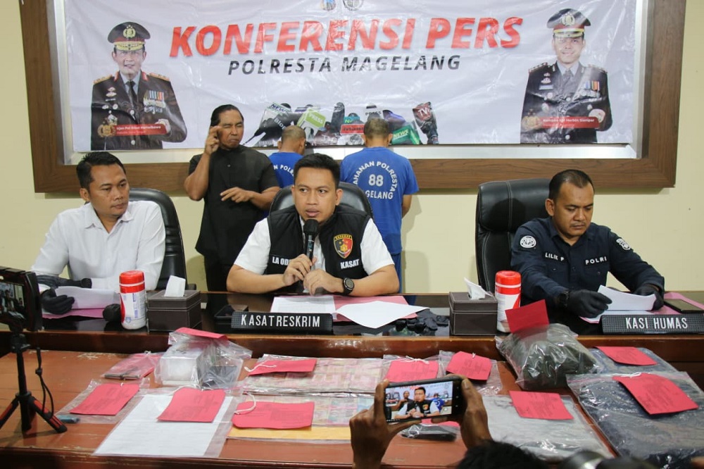 Kasat Reskrim Polresta Magelang Kompol La Ode Arwansyah menunjukkan barang bukti uang hasil pencurian yang disita dari kedua tersangka.