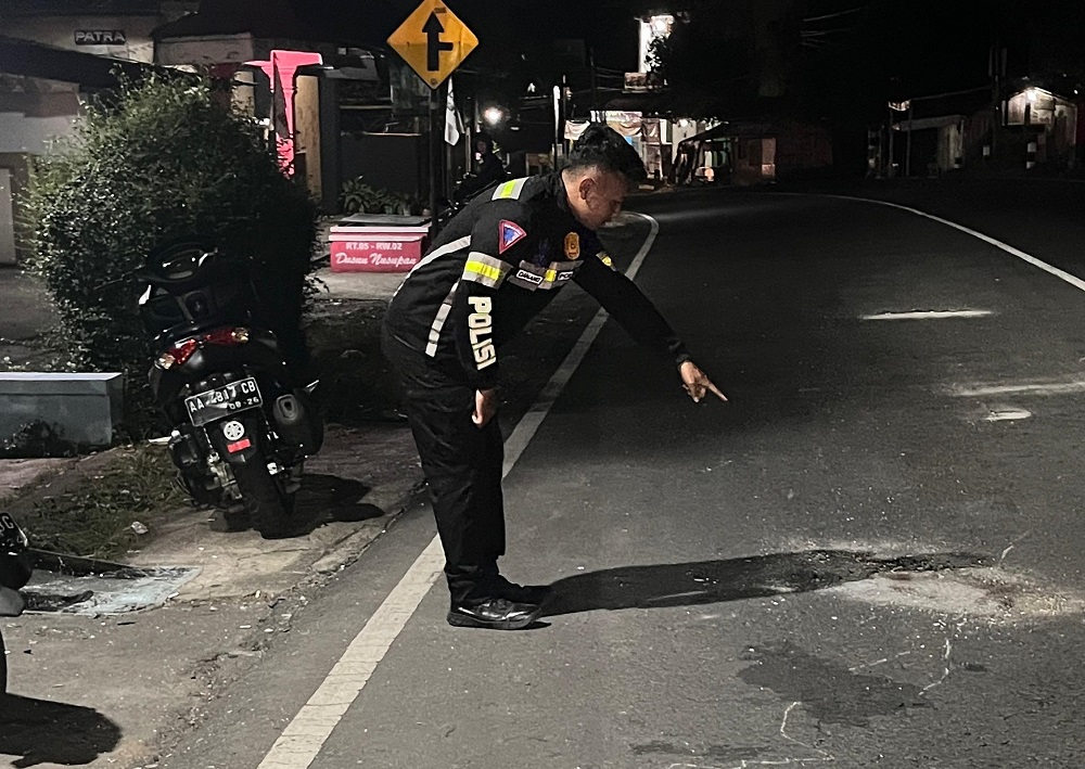 Petugas Satlantas Polresta Magelang menunjukkan lokasi kecelakaan.