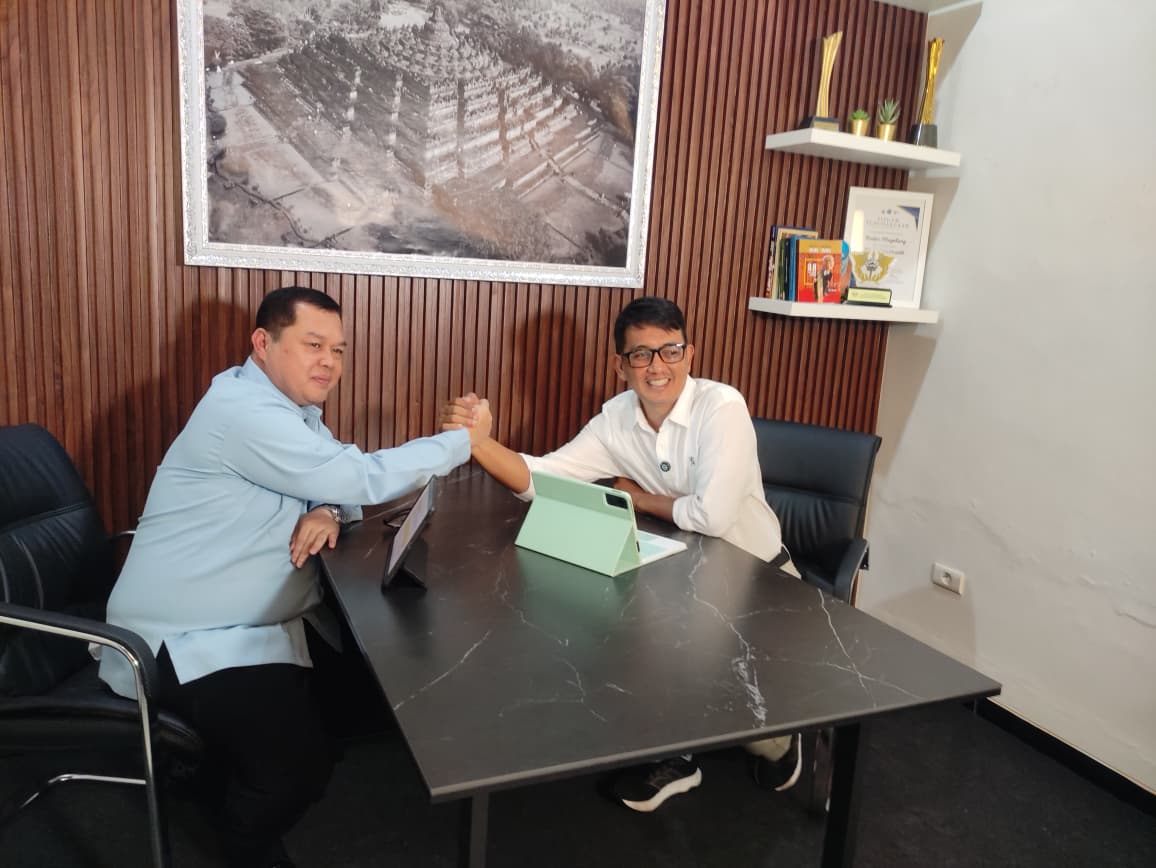 Kepala Kejaksaan Negeri Kabupaten Magelang, Zein Yusri Munggaran S.H., M.H., berjabat tangan dengan pembawa acara usai dialog pada program JATENG TALK di Studio Jawa Pos TV Magelang, Senin (15/9/2025)