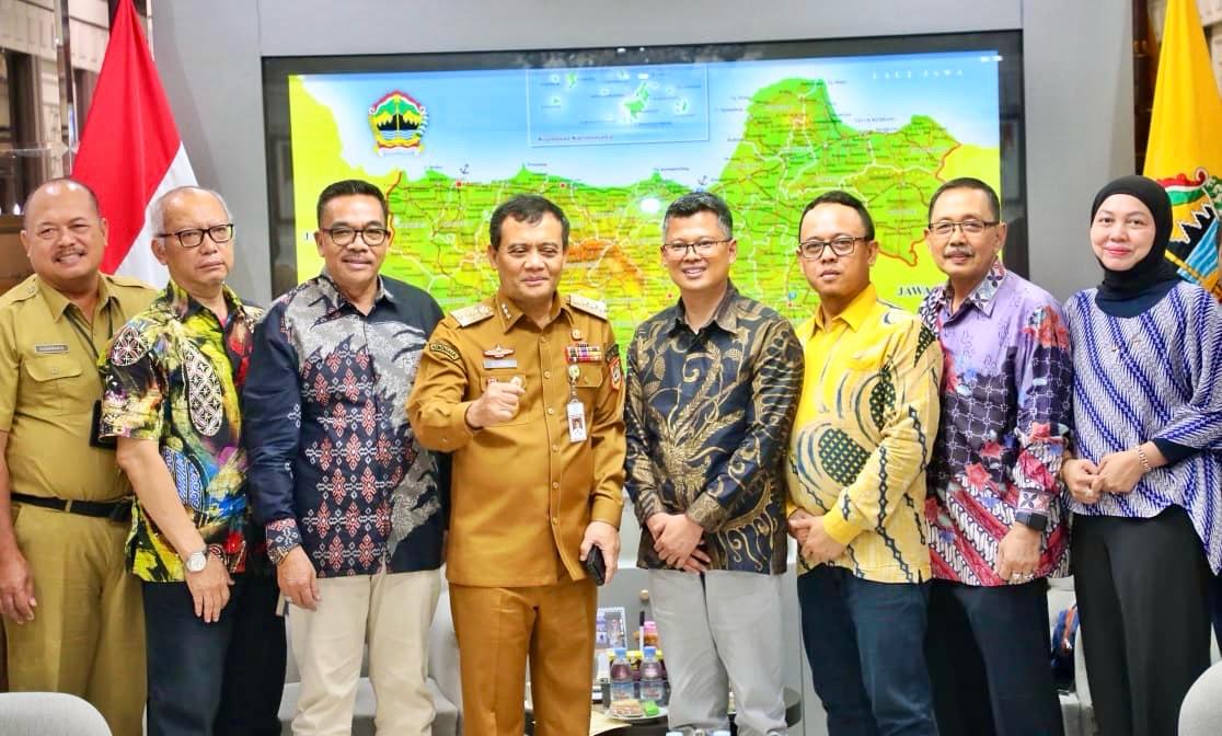 Gubernur Jawa Tengah Ahmad Luthfi bersama Asosiasi Pengusaha Kawasan Berikat (APKB), Senin (15/9/2025) di kantor gubernur.