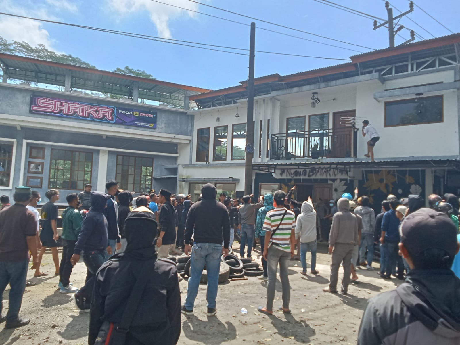 Warga merusak Kafe Shaka di Desa Jolontoro Sapuran pada Minggu (14/9/2025).