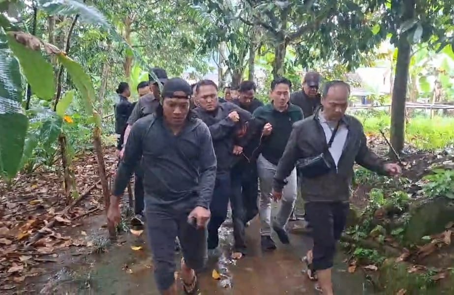 Iwan, 35, warga Dusun Merapi, Desa Sedayu, Kecamatan Sapuran, Senin (15/9/2025) sekitar pukul 11.00 ditangkap polisi setelah membacok anggota TNI hingga tewas.