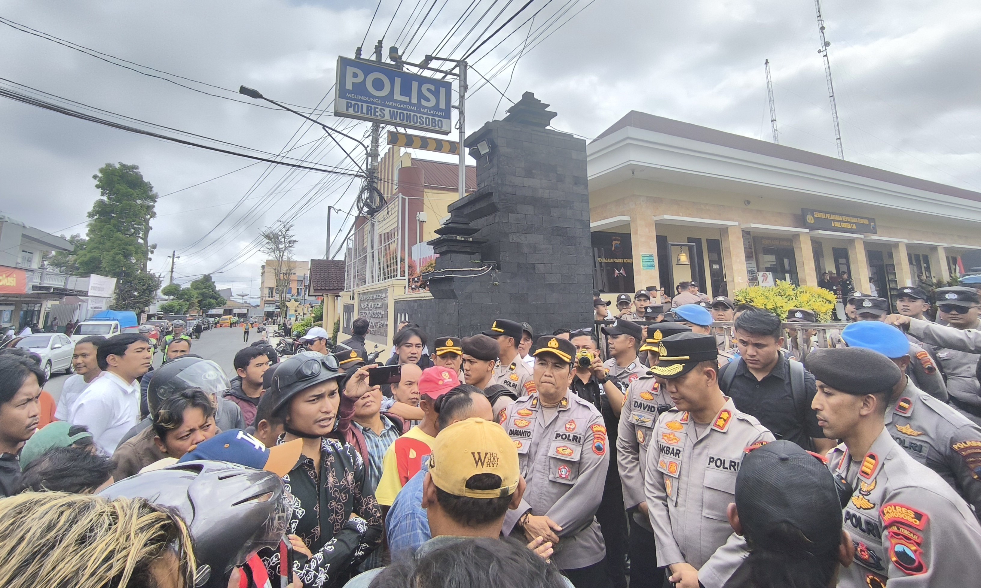 Ratusan warga menggeruduk Polres Wonosobo setelah pelaku pembacokan anggota TNI ditangkap, Senin (15/9/2025).