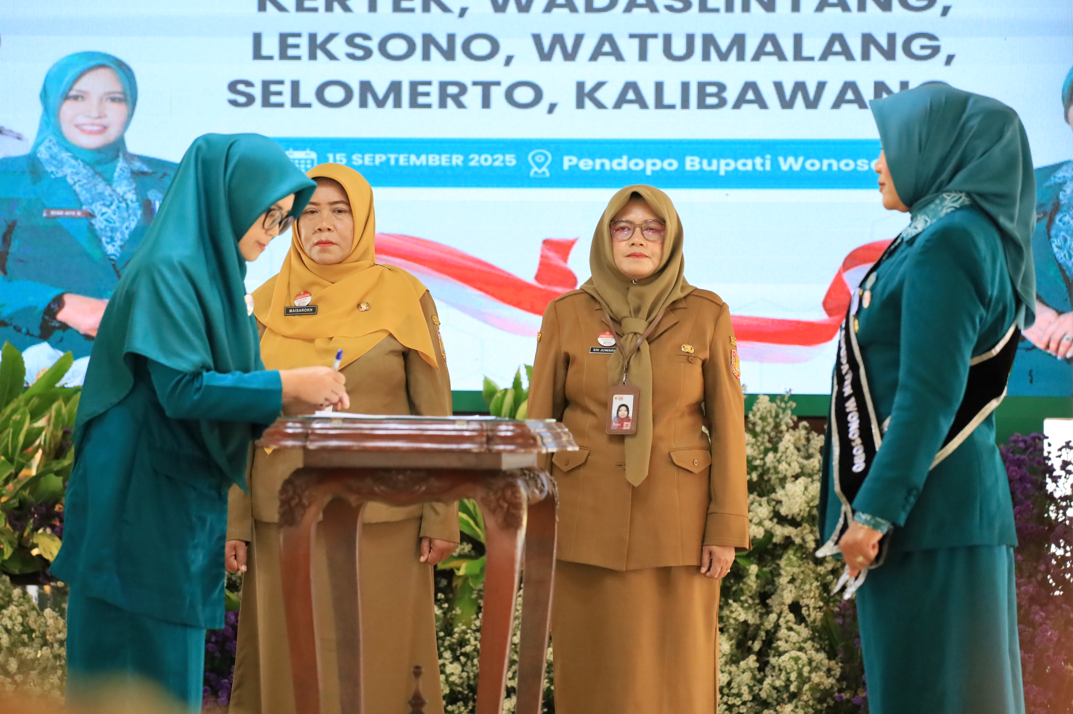 Enam ketua tim penggerak (TP) PKK kecamatan dilantik di Pendopo Selatan, Senin (15/9/2025).