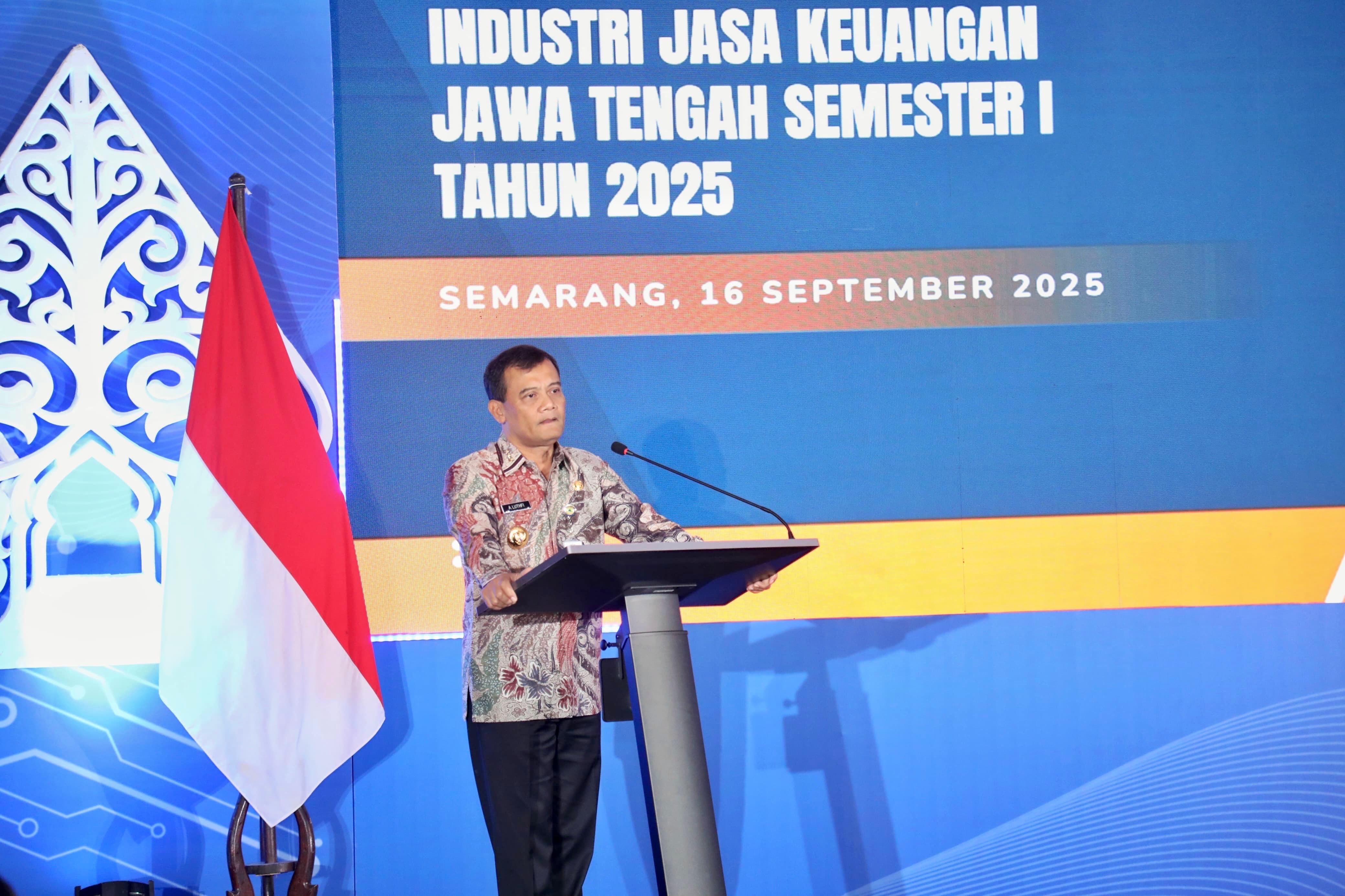 Gubernur Jawa Tengah Ahmad Luthfi ketika memberikan sambutan di acara evaluasi kinerja Industri Jasa Keuangan (IJK) Jawa Tengah Semester I di Hotel Gumaya, Kota Semarang, Selasa (16/9/2025).