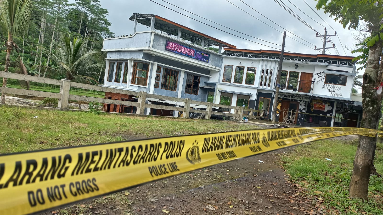 Kafe Shaka di Desa Jolontoro Sapuran Wonosobo diberi garis polisi.