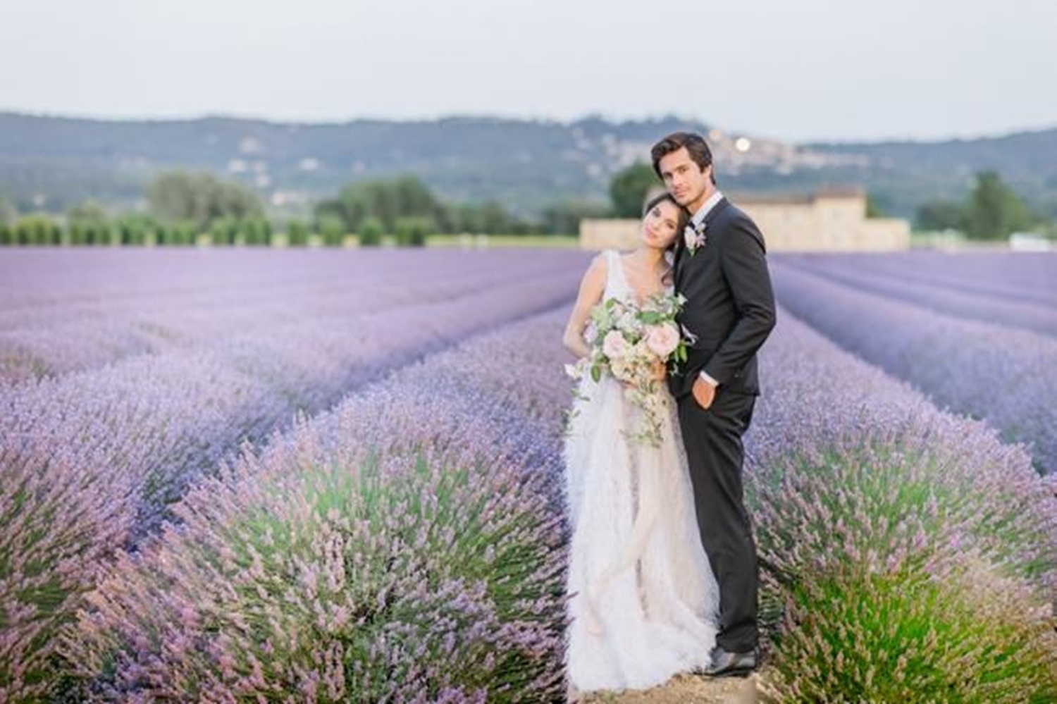 Ilustrasi pernikahan lavender