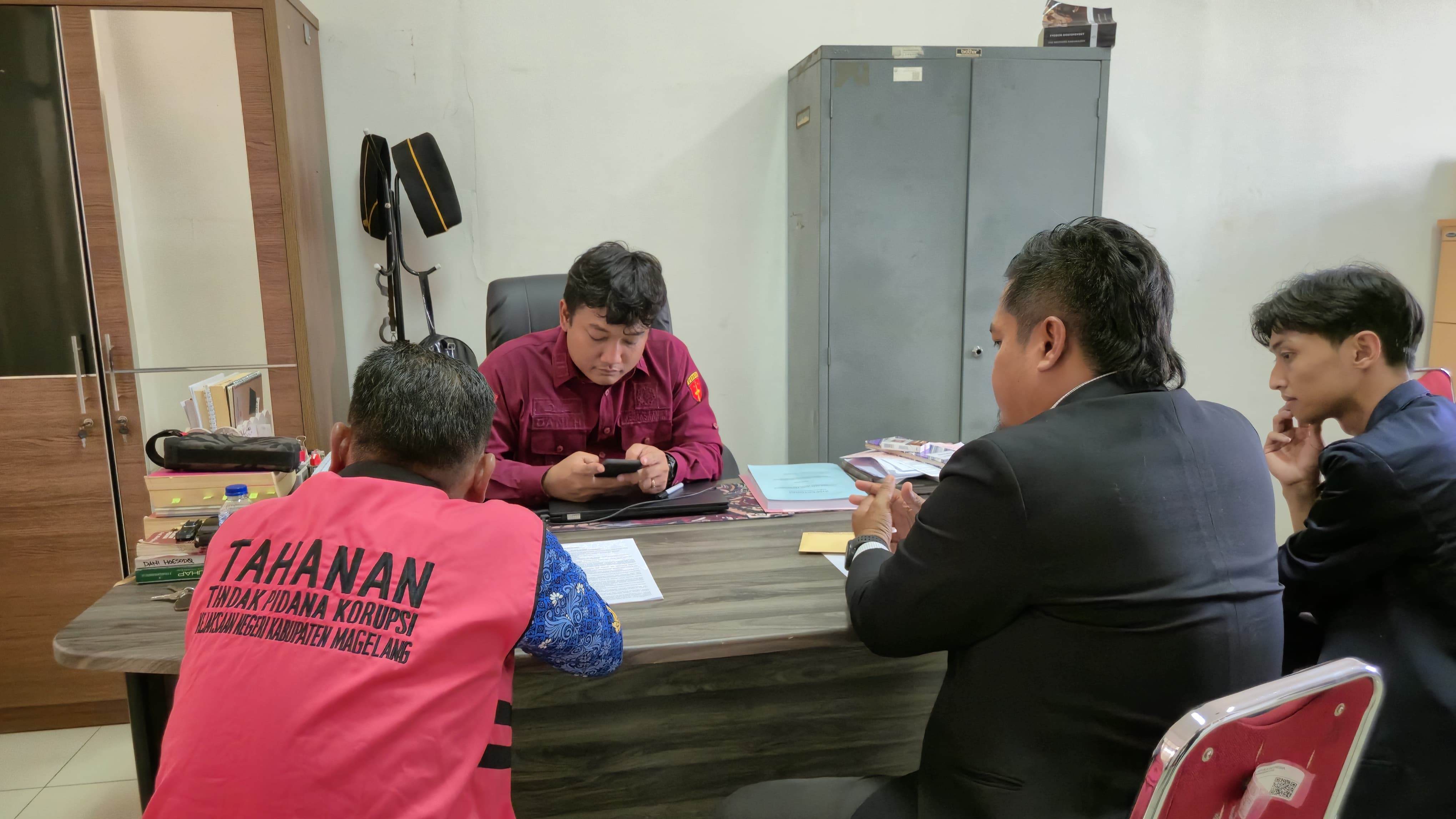 Kades Sukomulyo AR saat menjalani pemeriksaan terkait dugaan tindak pidana korupsi di Kantor Kejaksaan Negeri Kabupaten Magelang, Rabu (17/9).