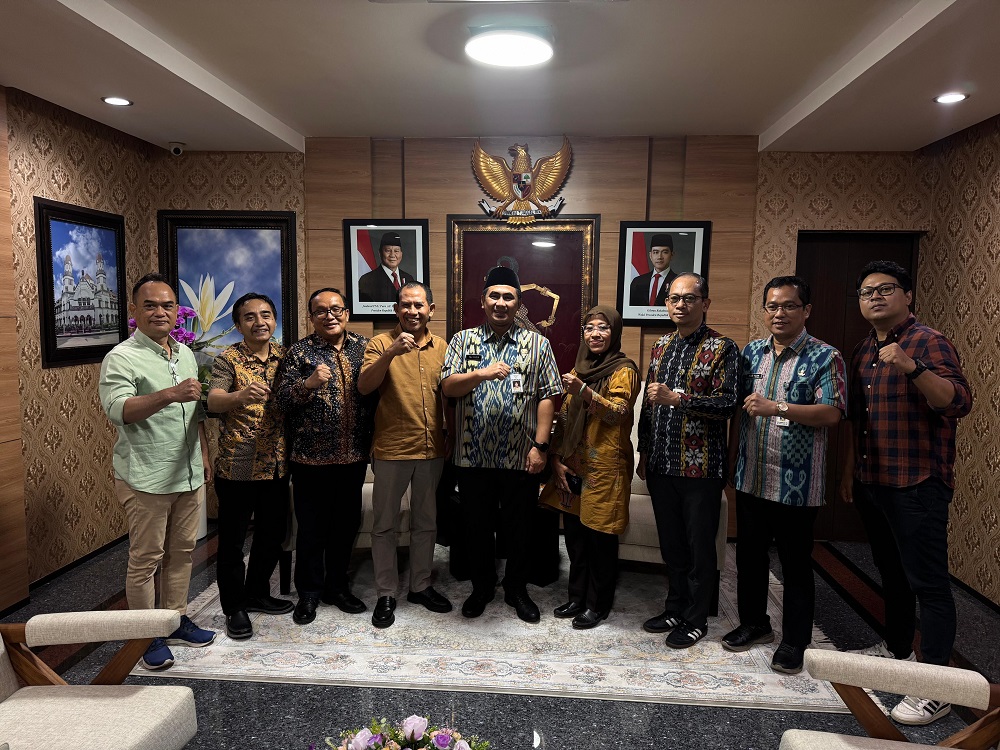 Jajaran manajemen yang dipimpin Direktur Jawa Pos Radar Semarang Baehaqi usai beraudiensi dengan Wakil Gubernur Jateng Taj Yasin sekaligus menyerahkan undangan Anugerah Jawa Pos Radar Semarang 2025