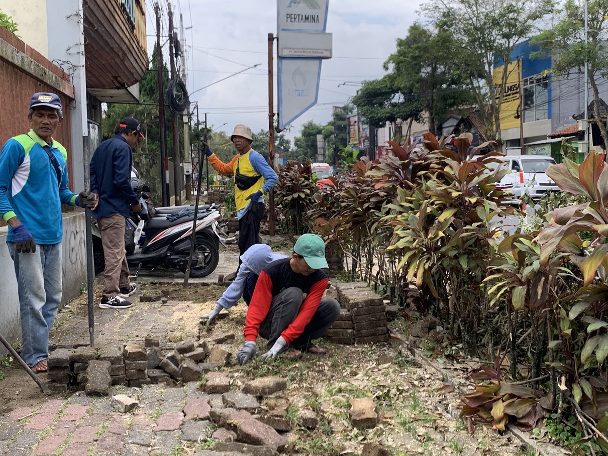 Pekerja membongkar paving blok untuk pembangunan city walk tahap II, Rabu (17/9/2025).