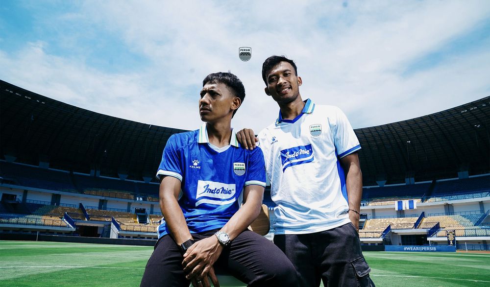 Pemain Persib Bandung Beckham Putra (Kiri) dan Robi Darwis (Kanan) memperkenalkan jersey terbaru Persib ACL 2025/26
