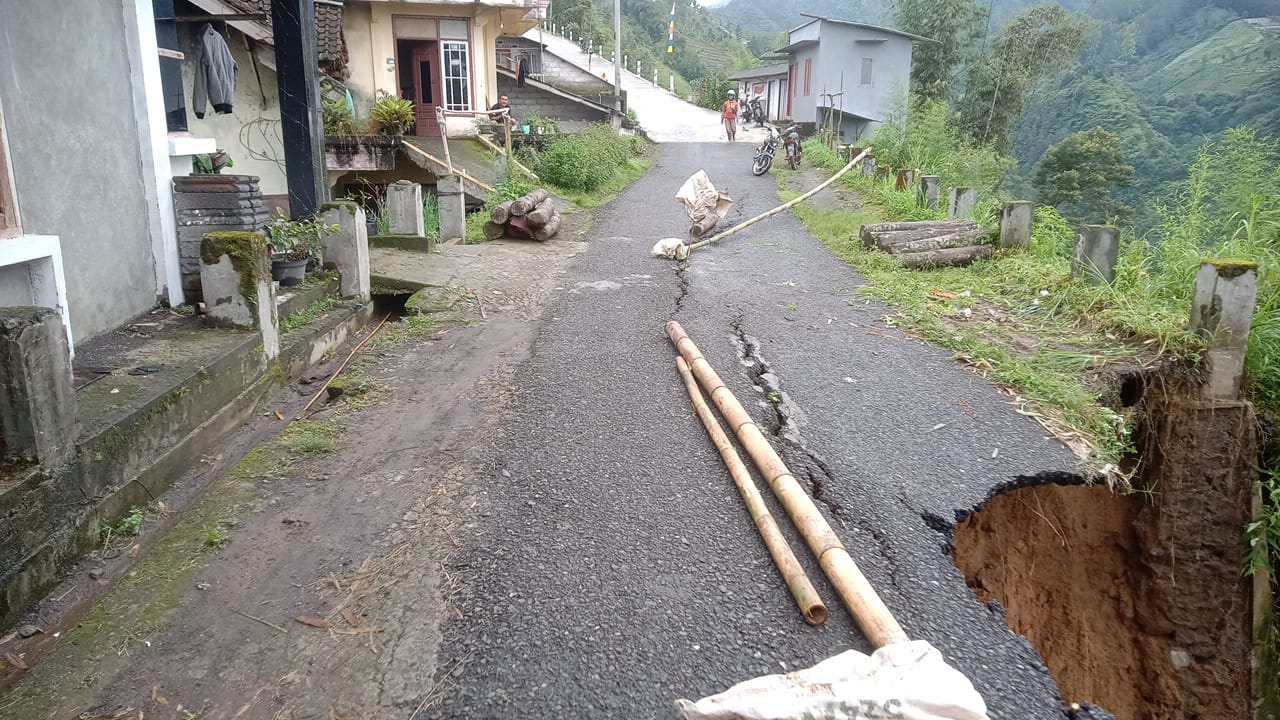 Jalan di wilayah Kalidesel Watumalang ambrol karena hujan deras. Jalur tersebut menuju Dieng.
