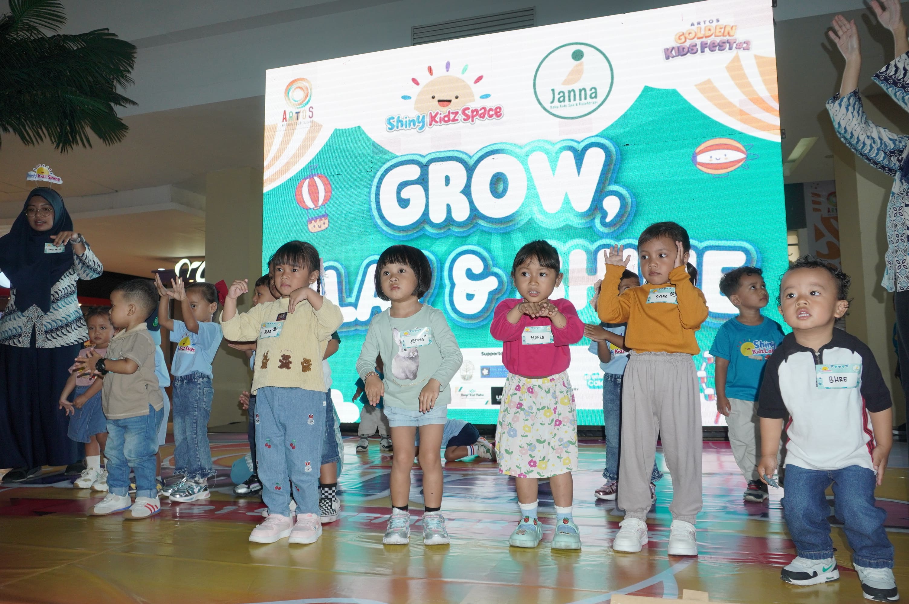 Siswa-siswi Shiny Kidz Space tampil ceria di panggung yang digelar di Atrium Artos Mall Magelang pada Jumat (19/09/2025)