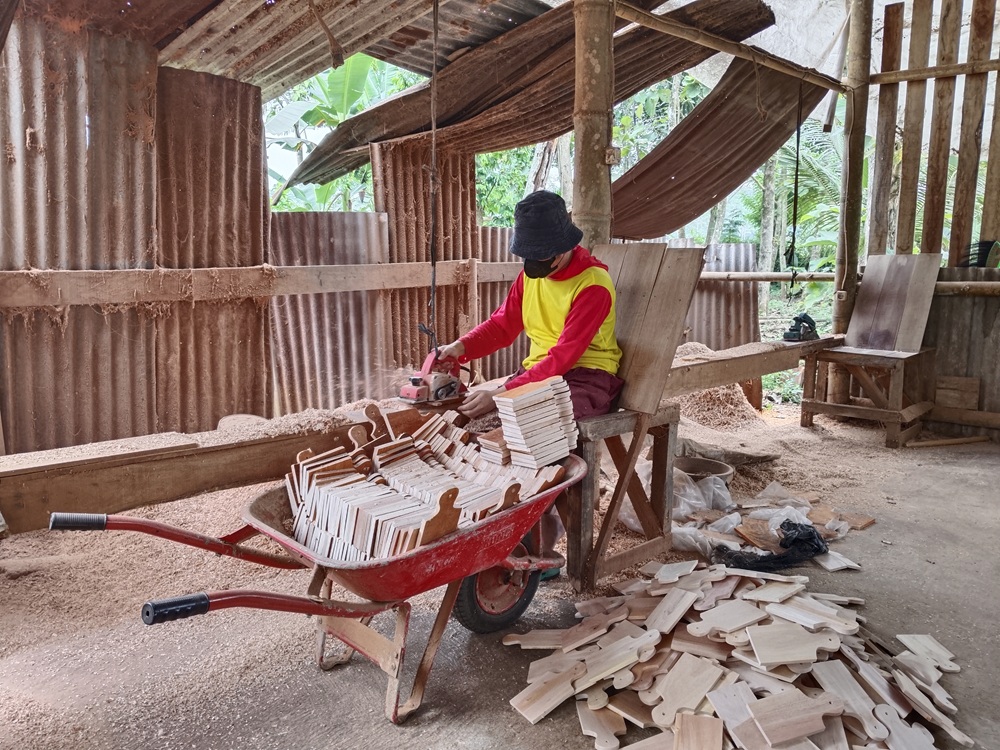 Salah seorang perajin sedang memproduksi talenan