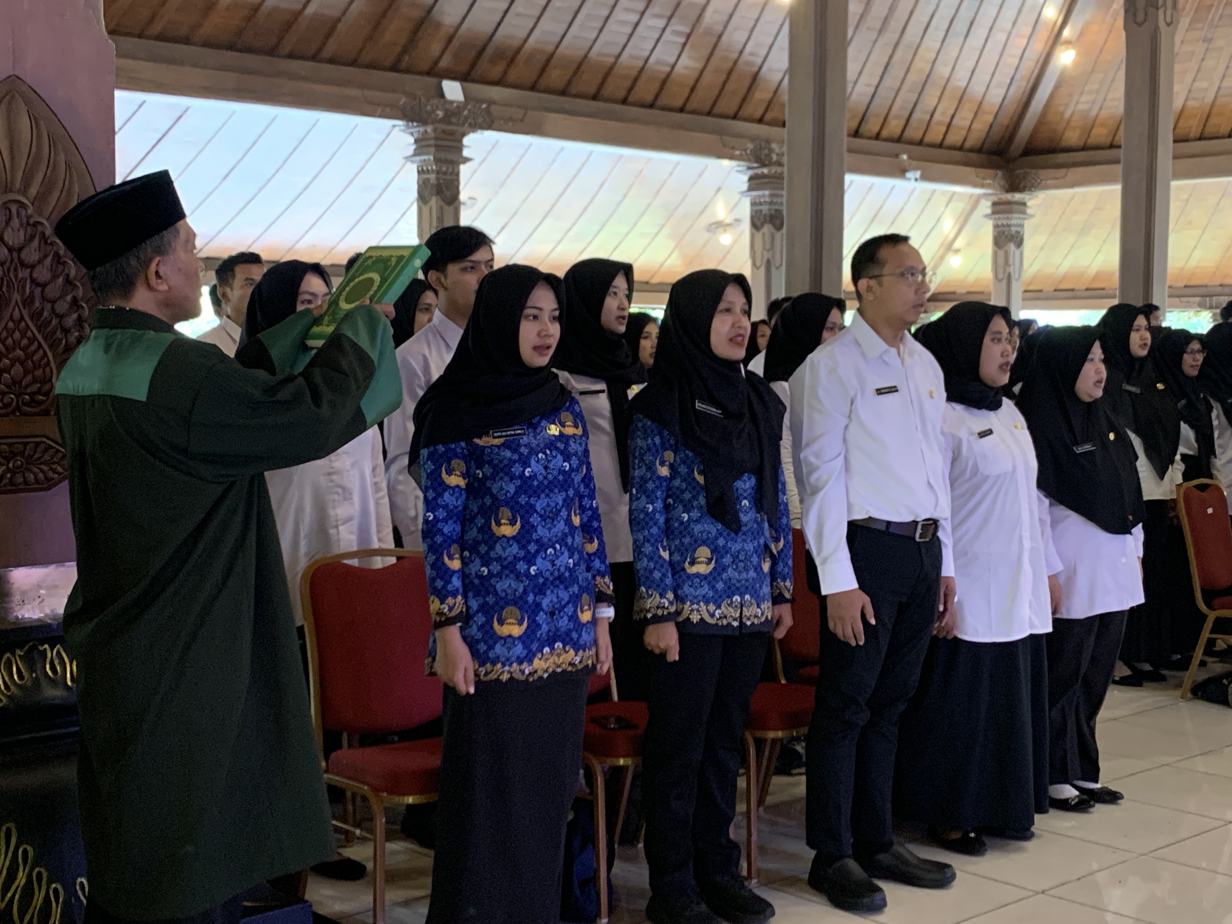 Pengangkatan, pelantikan, dan pengambilan sumpah/janji PPPK tahap II di Pendopo Pengayoman, Kamis (18/9/2025).