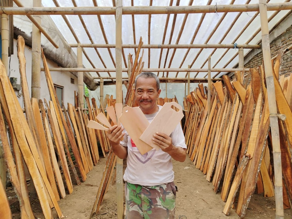 Suryono, pemilik usaha Subur Jaya Craft sedang memegang beberapa produk buatannya.