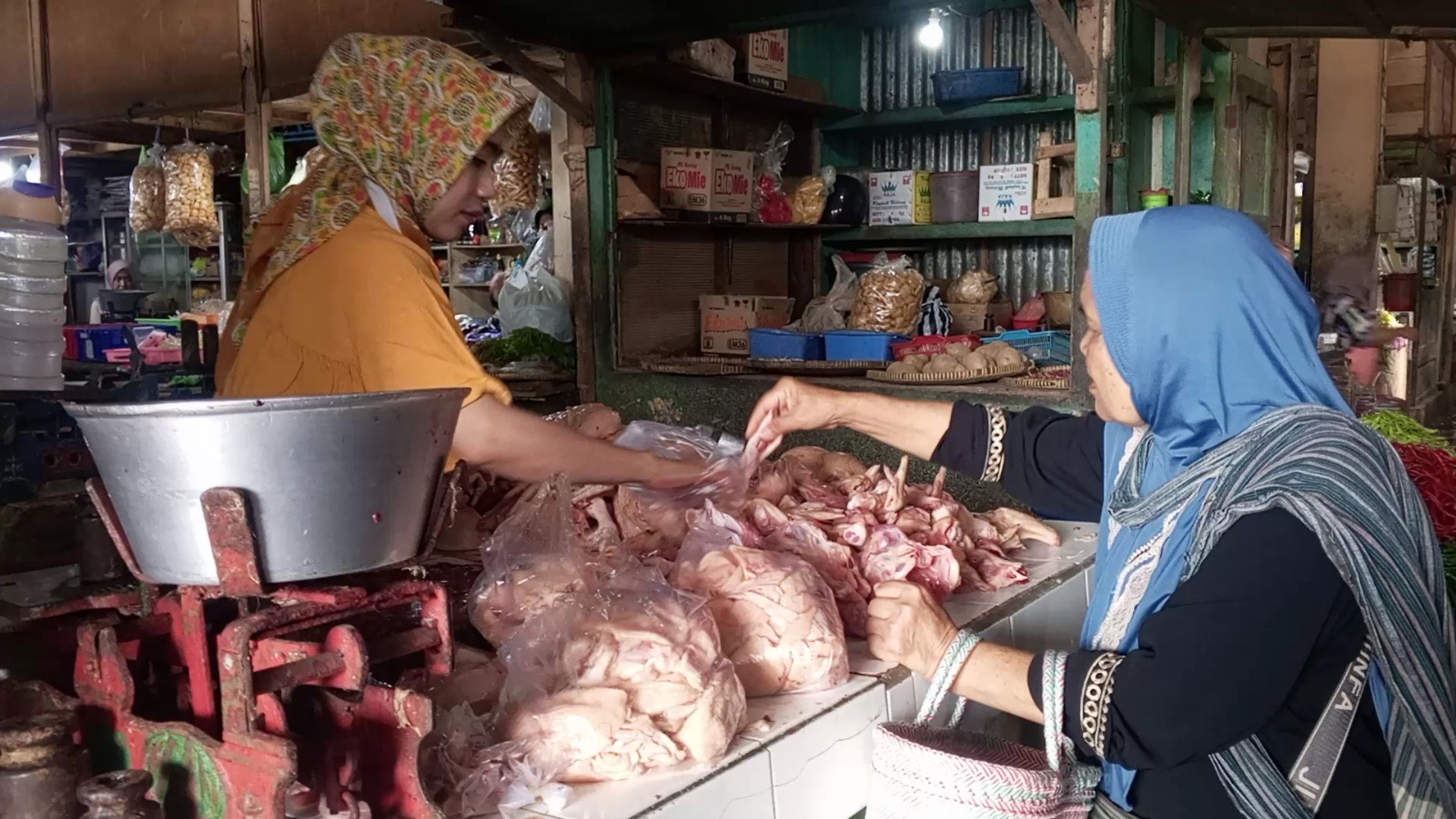 Penjual daging ayam di Pasar Rejo Amertani Temanggung saat melayani pembeli.