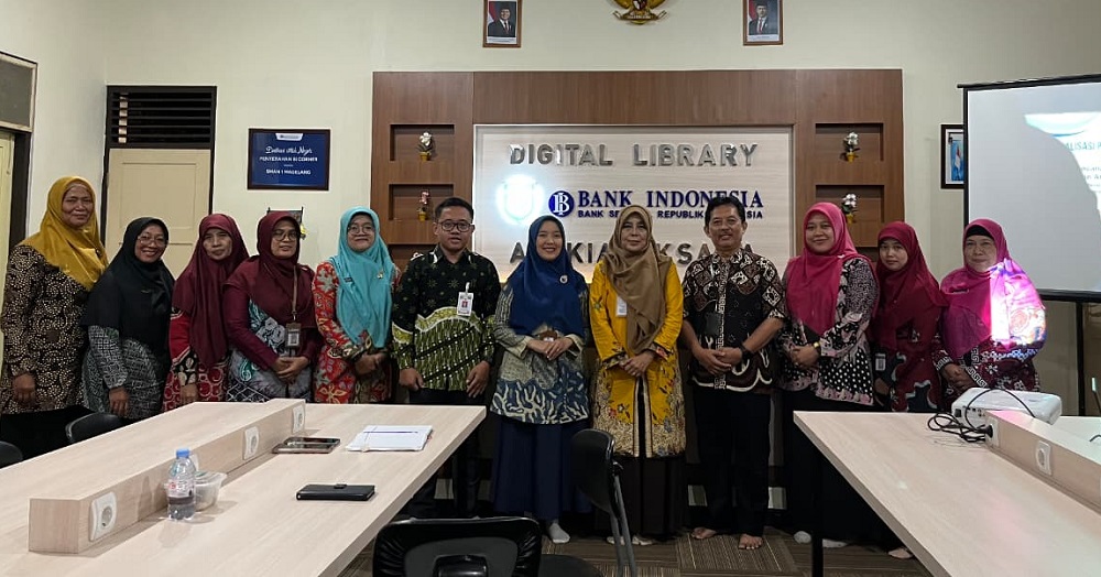 Tim pengabdian masyarakat Universitas Tidar bersama para guru SMAN 1 Magelang dan SMAN 2 Magelang saat memperkenalkan aplikasi KarierKu.  &nbsp;
