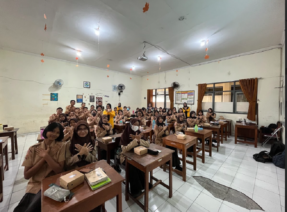 Tim pengabdian masyarakat Universitas Tidar bersama siswa SMAN 1 Magelang