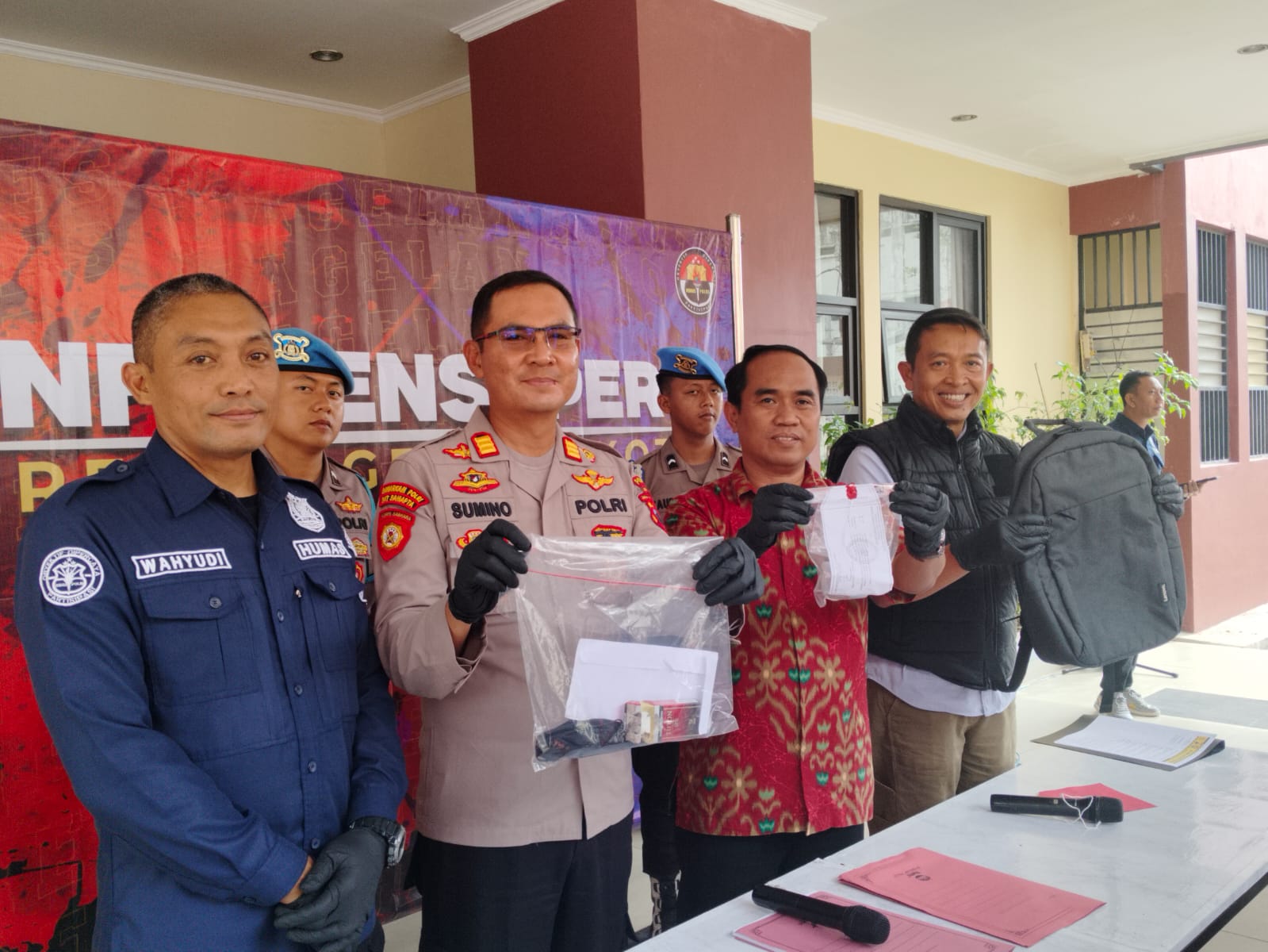 Polisi menunjukkan sejumlah barang bukti dalam konferensi pers pada Jumat (19/9/2025)