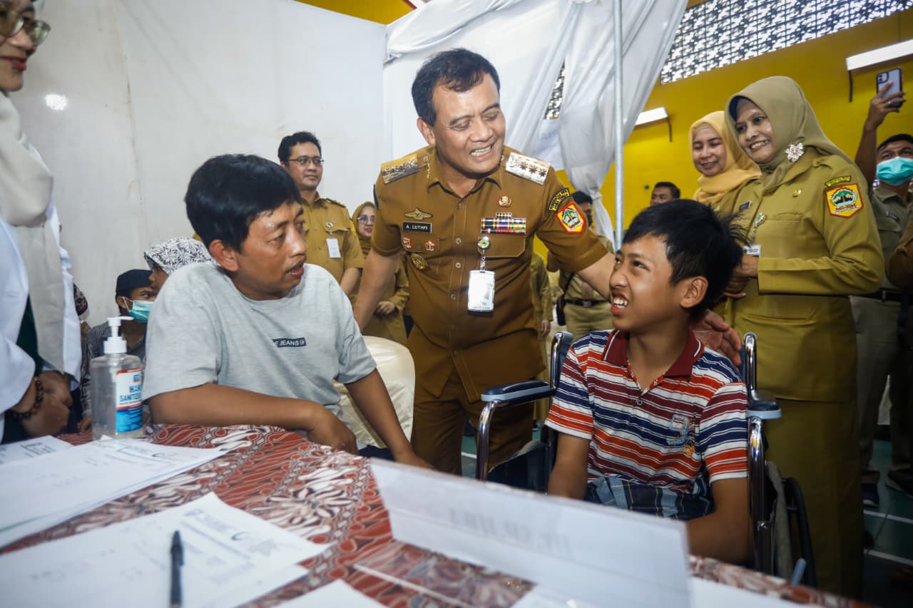 Gubernur Jawa Tengah Ahmad Luthfi mengecek program Speling warga Desa Losari, Pakis, Kabupaten Magelang, Senin (22/9/2025).