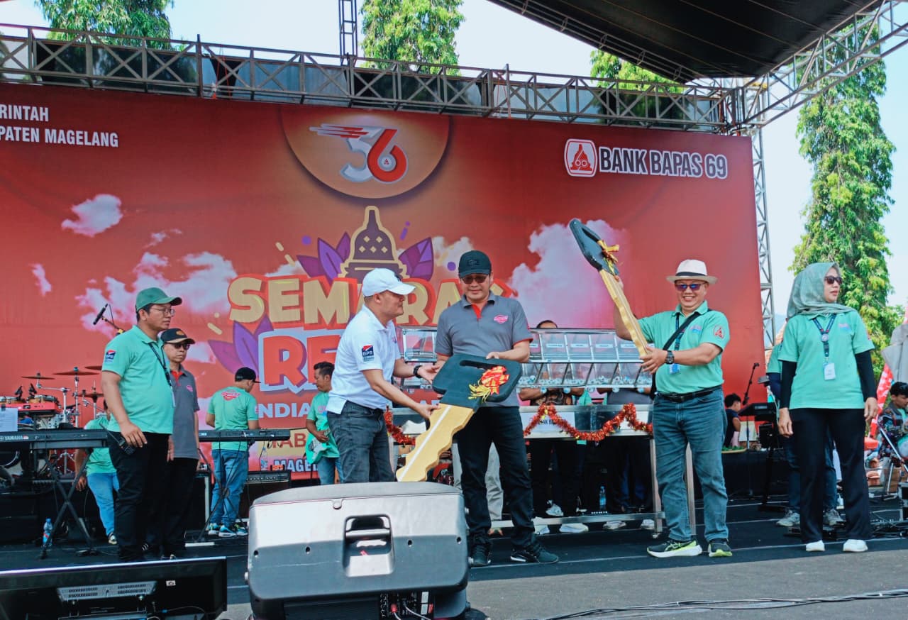 Bupati Magelang Grengseng Pamuji didampingi Direktur Utama PT BPR Bank Bapas 69 Magelang (Perseroda) Rohmad Widodo saat mengundi Tabungan Utama dan Kredit.