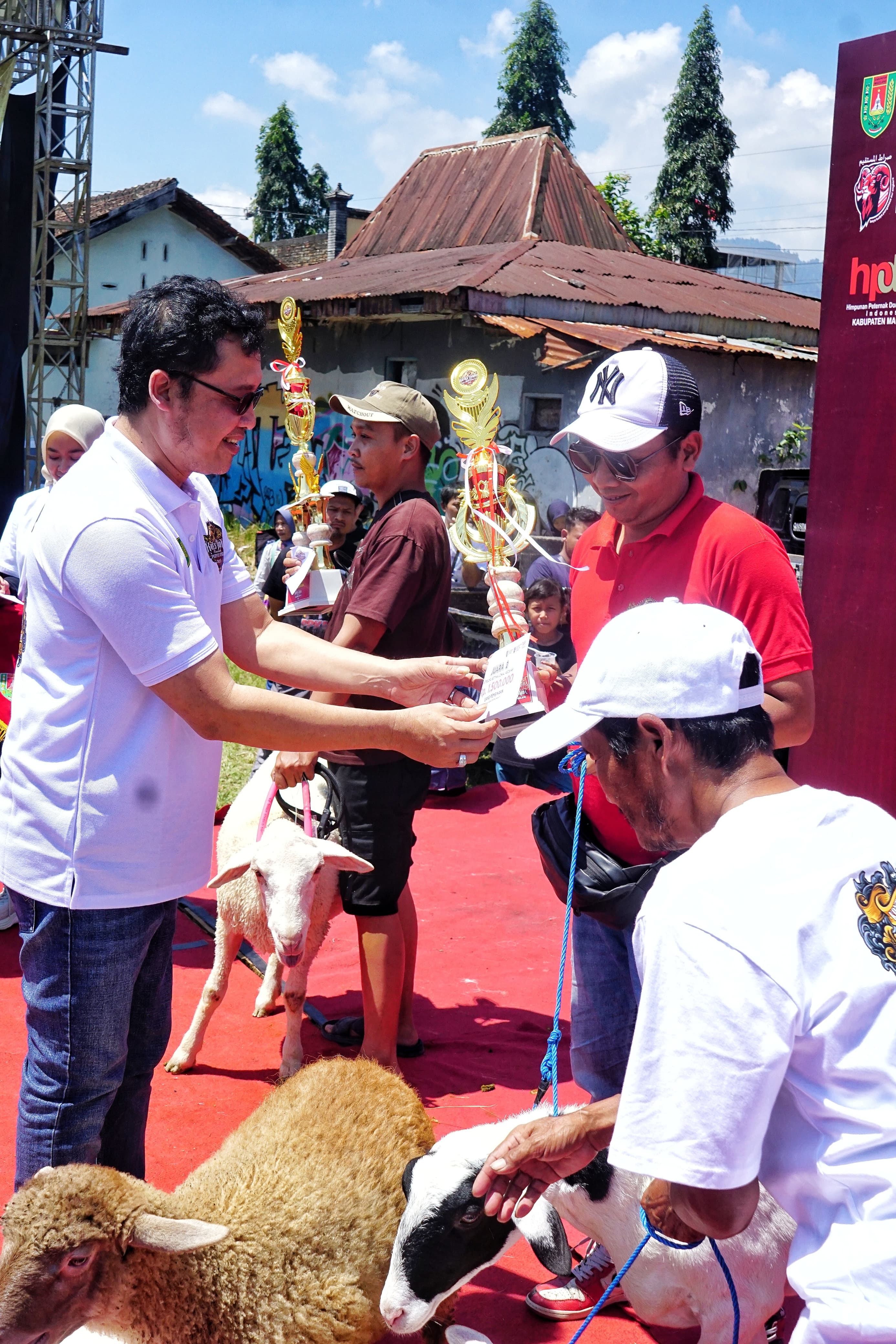 Bupati Magelang Grengseng Pamuji menyerahkan hadiah dalam Kontes Domba Nasional di lapangan Desa Ngasinan, Grabag.&nbsp;  &nbsp;
