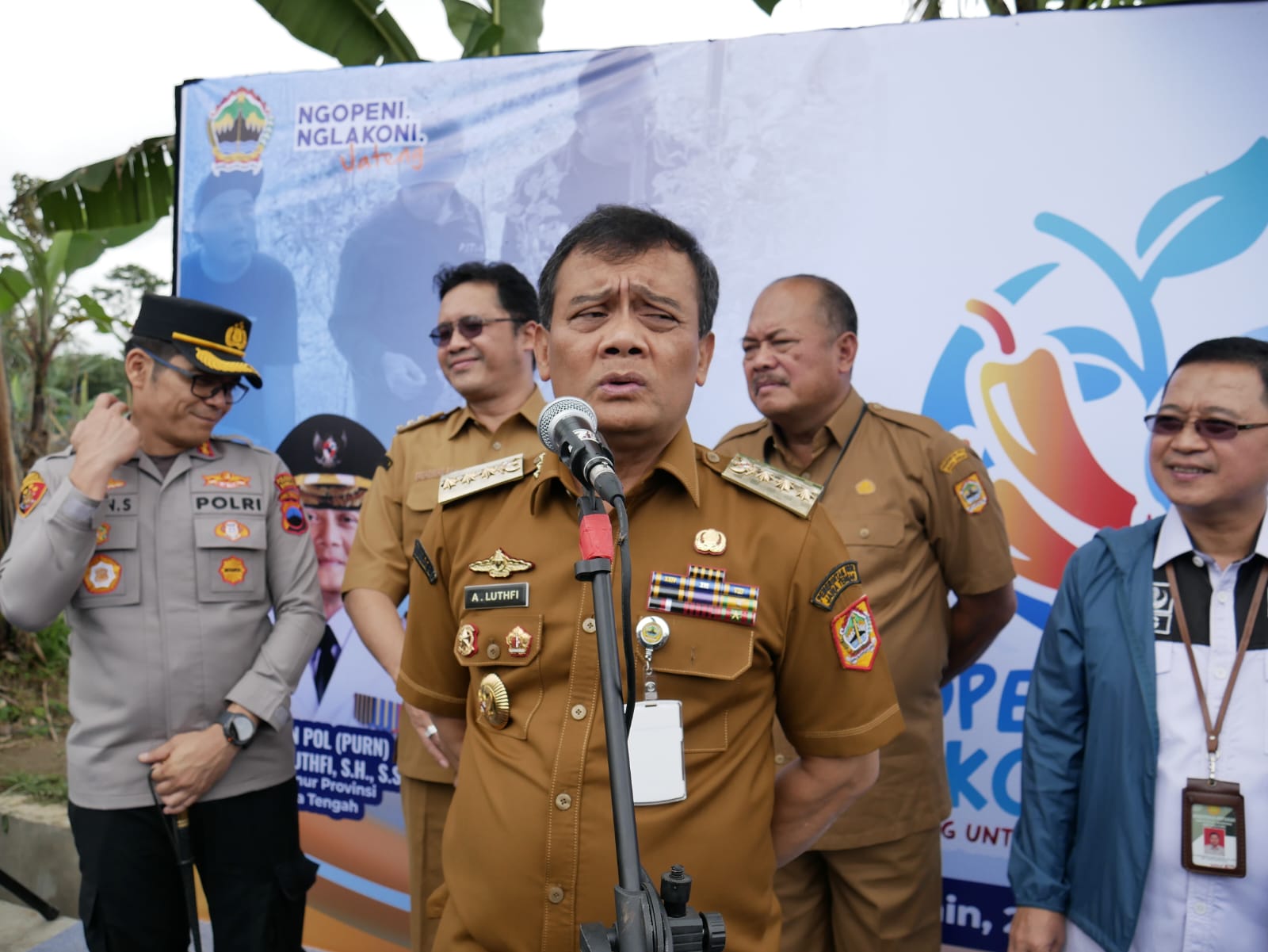 Gubernur Jawa Tengah Ahmad Luthfi saat doorstop bersama wartawan usai kegiatan panen cabai di Kecamatan Pakis, Senin (22/9).
